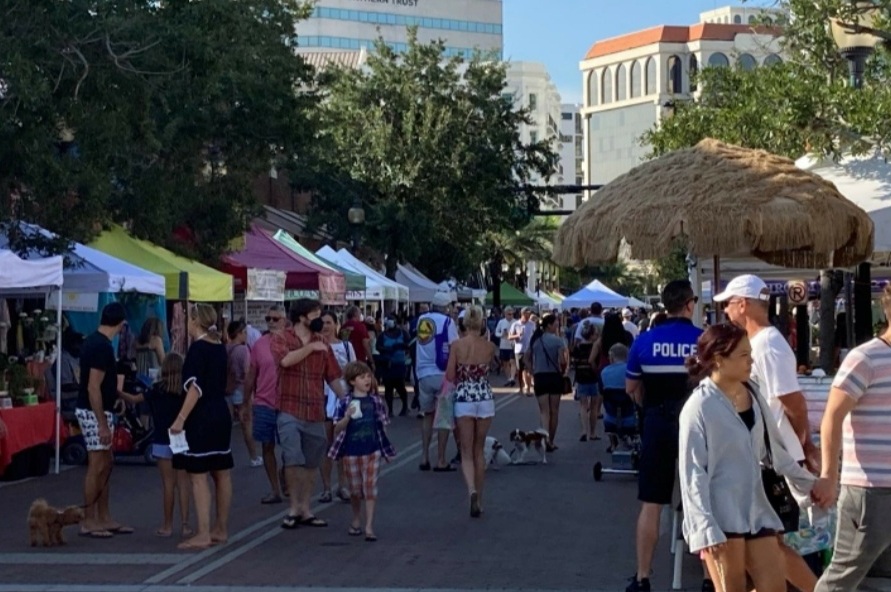 Sarasota Farmers Market: people, dogs, commerce and culture